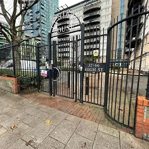 https://apt-modern-in-stratford.cambridgehotelsuk.com