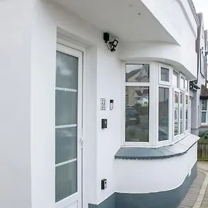 https://apt-stylish-retreat-in-leigh-on-sea.cambridgehotelsuk.com
